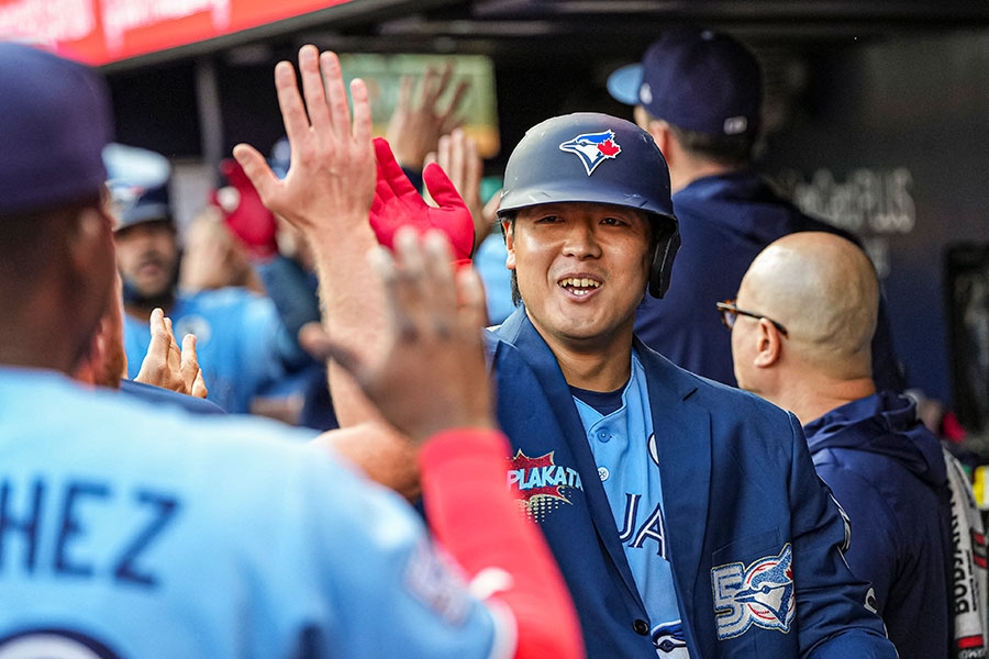 岡本和真轟本季第13轟追平勇士 Vladimir Guerrero Jr.鞠躬迎接成話題