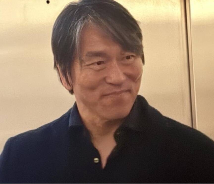 松井秀喜現身洋基球場卻沒碰到岡本和真 岡本賽前收下簽名55號球衣