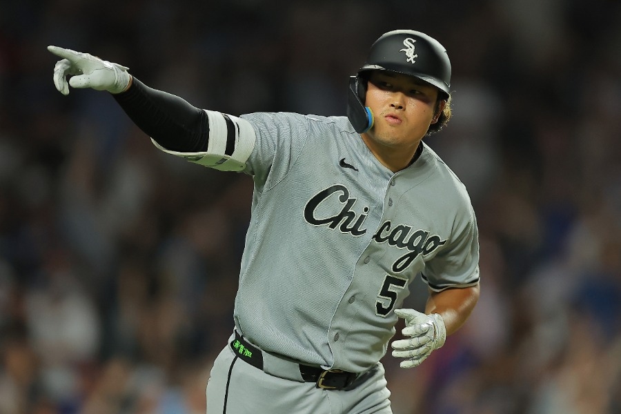 村上宗隆29轟打中大螢幕 小熊迷撿球丟回