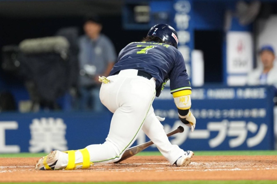 長岡秀樹遭觸身球傷退 右肩胛骨附近被砸中