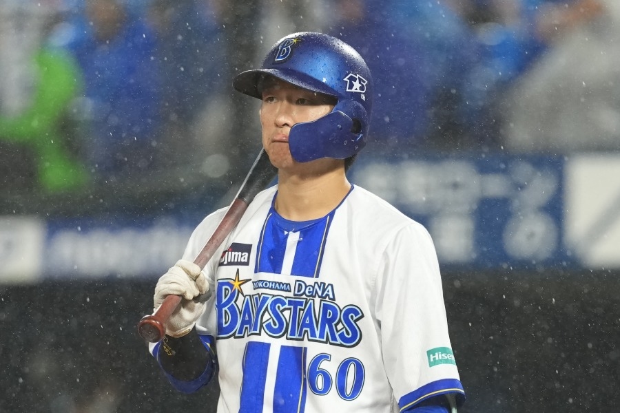 DeNA延長12局再見巨人 捕手3人相擁引討論