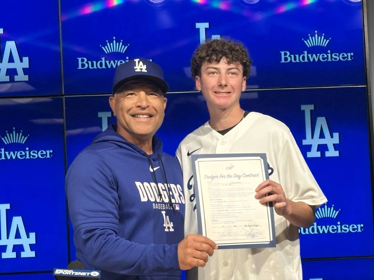 道奇邀7名圓夢小球迷簽1日合約 Roberts被問薪水笑翻