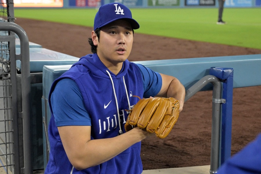 大谷翔平缺陣仍戴手套 板凳接Max Muncy傳球