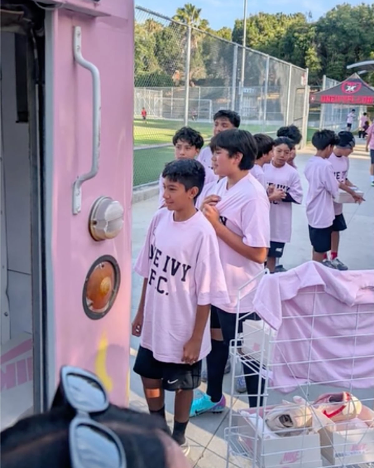 Travis Scott 把 Air Jordan 1 Low「Pink Pack」送進洛杉磯青少年足球隊