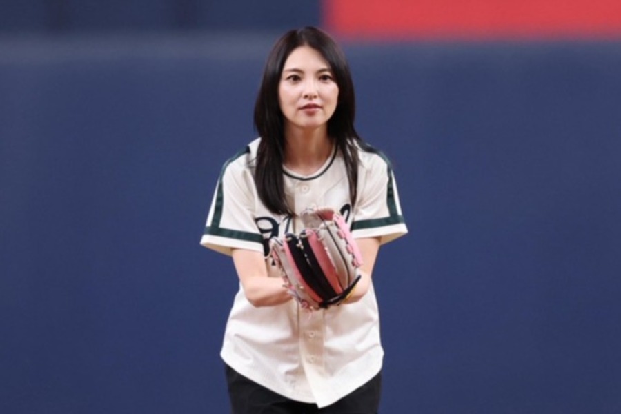 田中麗奈為南海復刻夜開球 軟銀1比0勝日本火腿