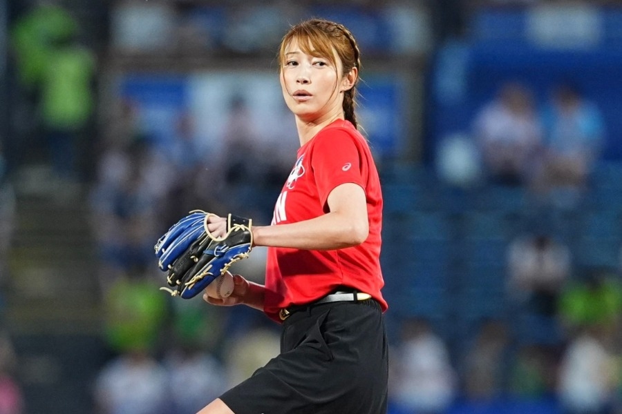 狩野舞子神宮開球 一球落地仍引全場反應