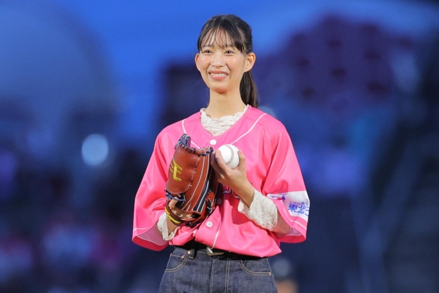 森川葵生涯首次開球 球提前落地笑著道歉