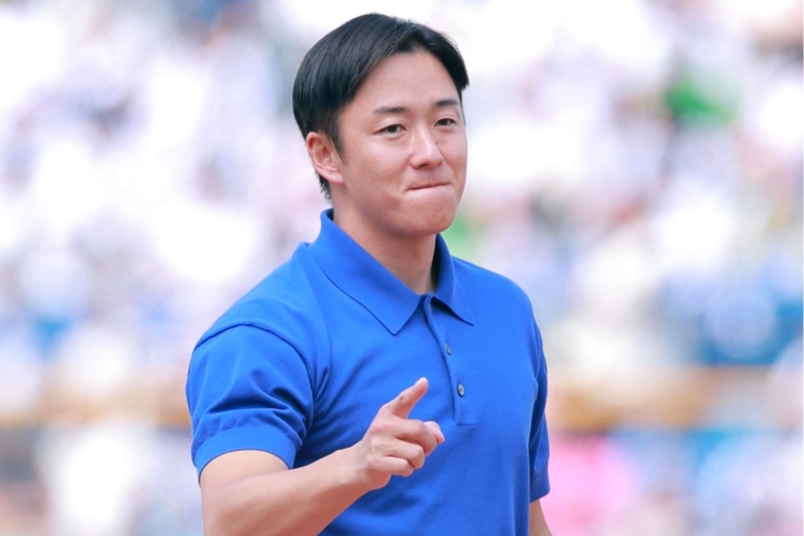 斎藤佑樹回神宮開球 左手「Big M」手套掀球迷回憶