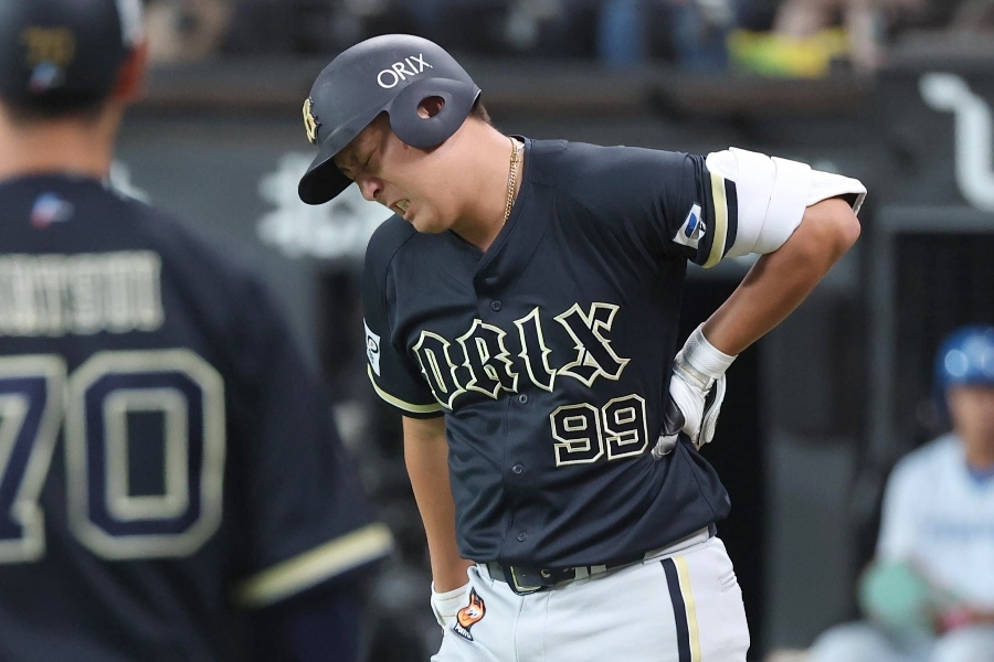 杉本裕太郎挨觸身球先撿球 引發討論