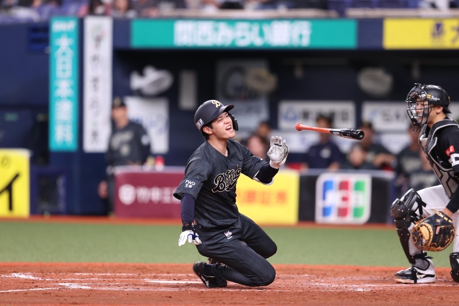 NPB/歐力士太田椋遭觸身球打中倒地 無法自行走回休息區