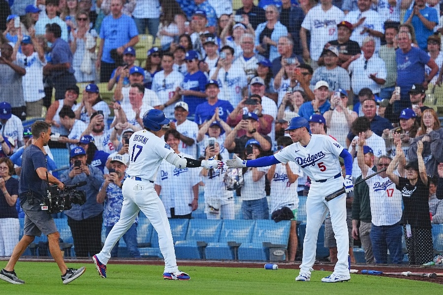 大谷翔平首局敲生涯300轟 道奇球場兩隻小浣熊搶鏡