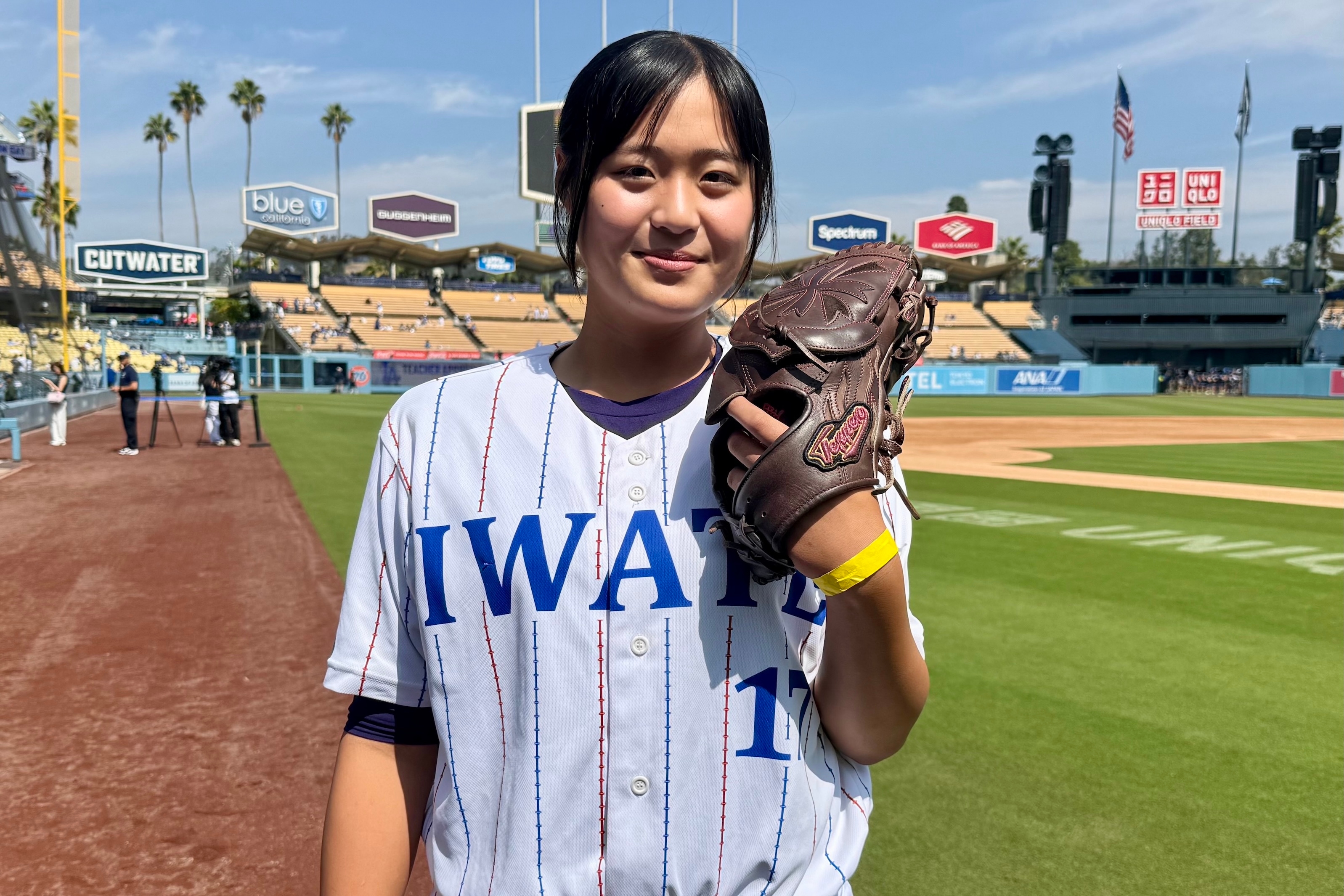 寺本悠里道奇主場開球 佐佐木朗希蹲捕