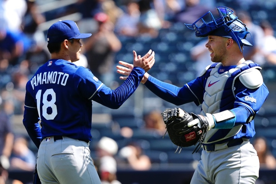 山本由伸首完投奪10勝 賽後與捕手相擁