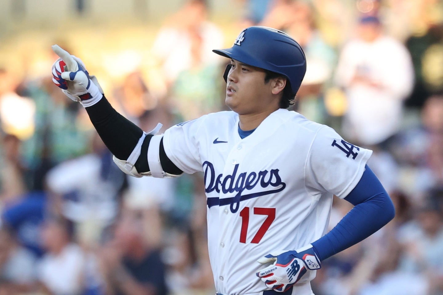 大谷翔平敲生涯300轟 道奇球場跑進小浣熊搶鏡