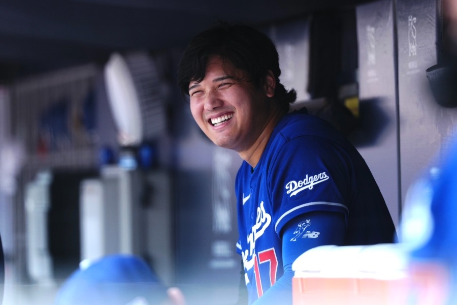 山本由伸大聯盟首場完投勝 大谷翔平賽後致意