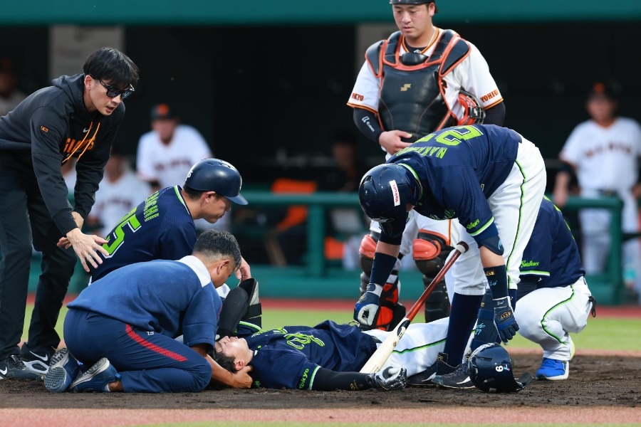 松下歩叶遭頭部觸身球擔架退場 西舘勇陽危險球退場