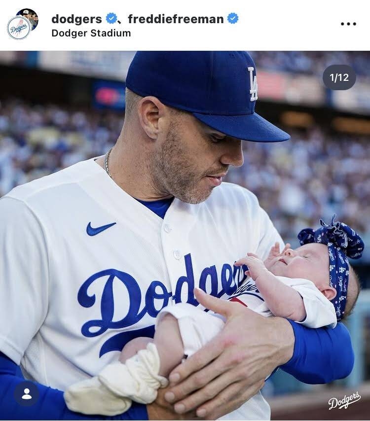 道奇官方晒Freddie Freeman抱新生女兒合照 搖頭娃娃之夜湧祝福