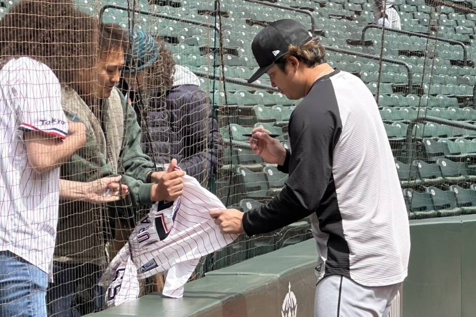 村上宗隆賽前幫球迷簽名 西雅圖球場也見養樂多球衣