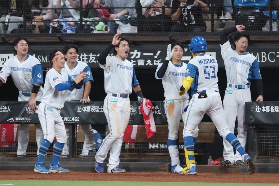牧野真莉愛現身火腿應援席 跳成吉思汗舞引熱議