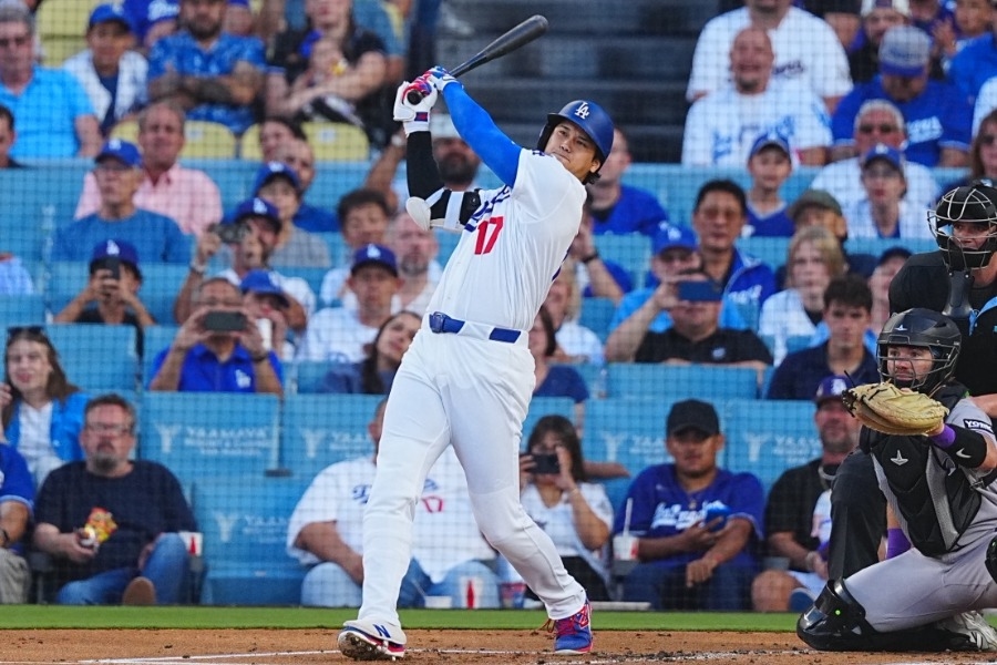 大谷翔平300轟紀念球引搶接 轉播拍到球迷疑似摔落引擔心