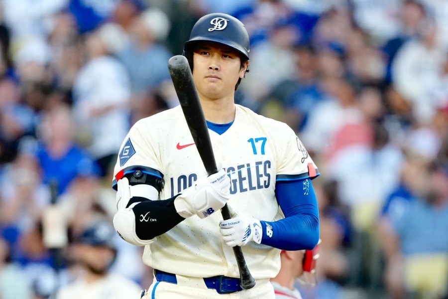 佐佐木朗希先發對費城人 大谷翔平開路先鋒背後「マイケル」看板搶鏡
