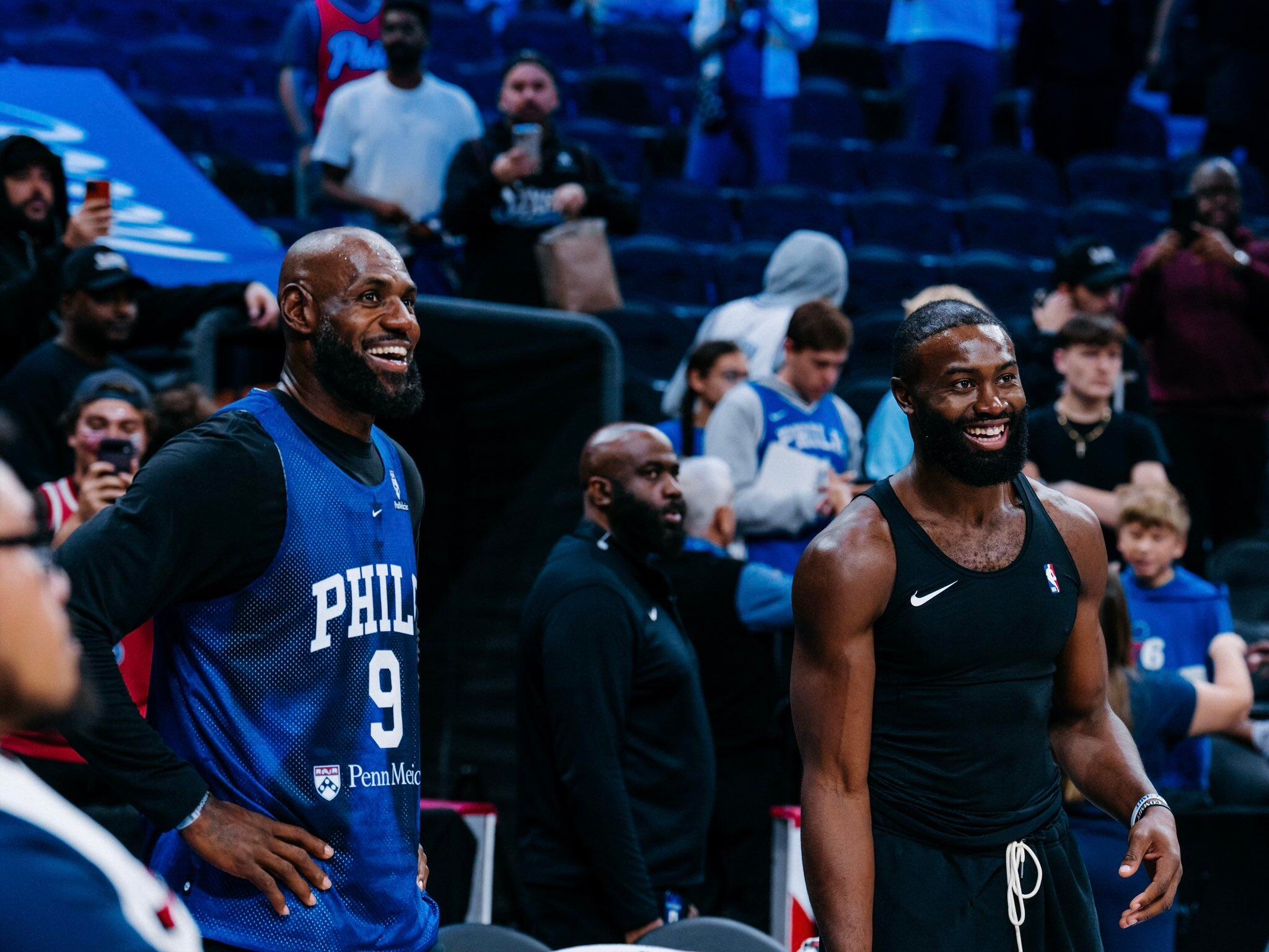 76人LeBron與新先發亮相 近萬球迷進場看隊內賽
