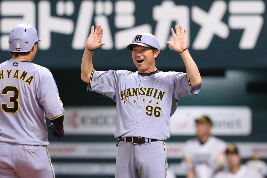 阪神筒井壯與吉祥物握手致意 DeNA球迷:真是個好人
