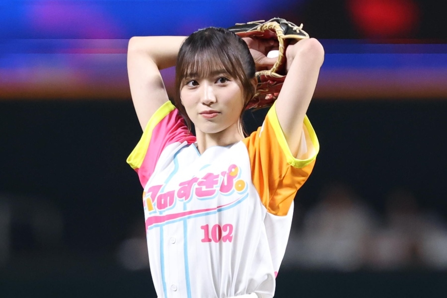 矢吹奈子為軟銀開球 一彈進捕手手套