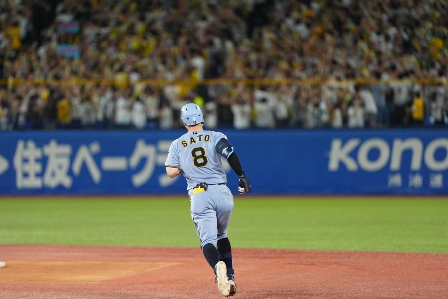 佐藤輝明連3戰開轟 138公尺巨砲飛進右外野