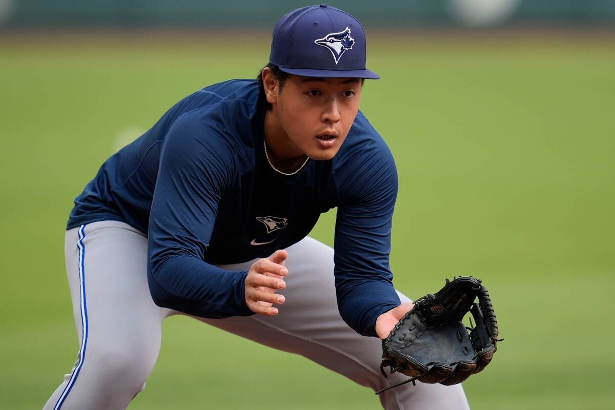 岡本和真加拿大日穿紅衣先發回歸 首打席敲適時內野安打