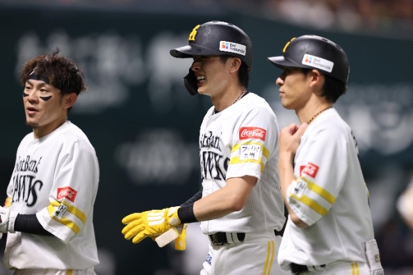 NPB/周東佑京右小腿挨觸身球退場 軟銀主力傷勢待觀察