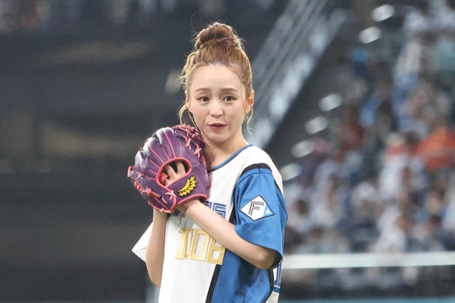 平野綾為火腿對巨人開球 穿1008球衣投出漂亮好球