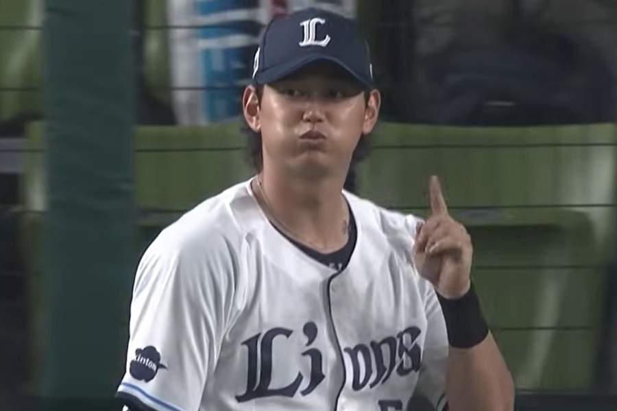 西川愛也牆前跳接沒收安打 Reyes脫帽致意