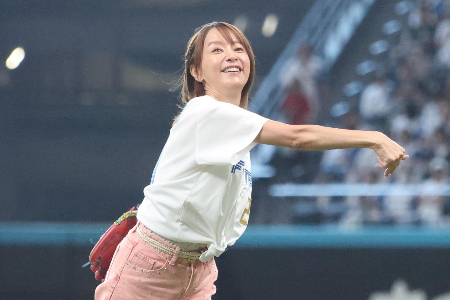 鈴木亞美為火腿開球 日本火腿6比2勝樂天