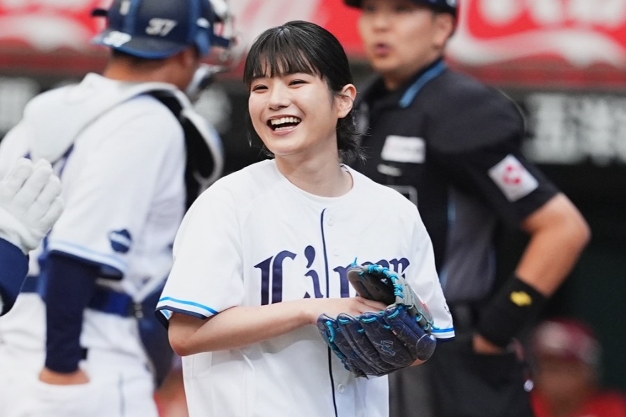 蒔田彩珠西武主場開球 一球彈地進捕手手套引發球迷討論