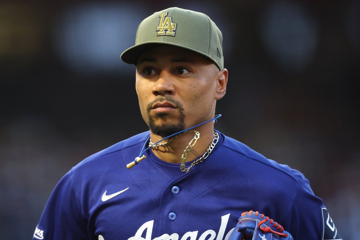 Mookie Betts遭界外球砸頭盔 所幸無大礙