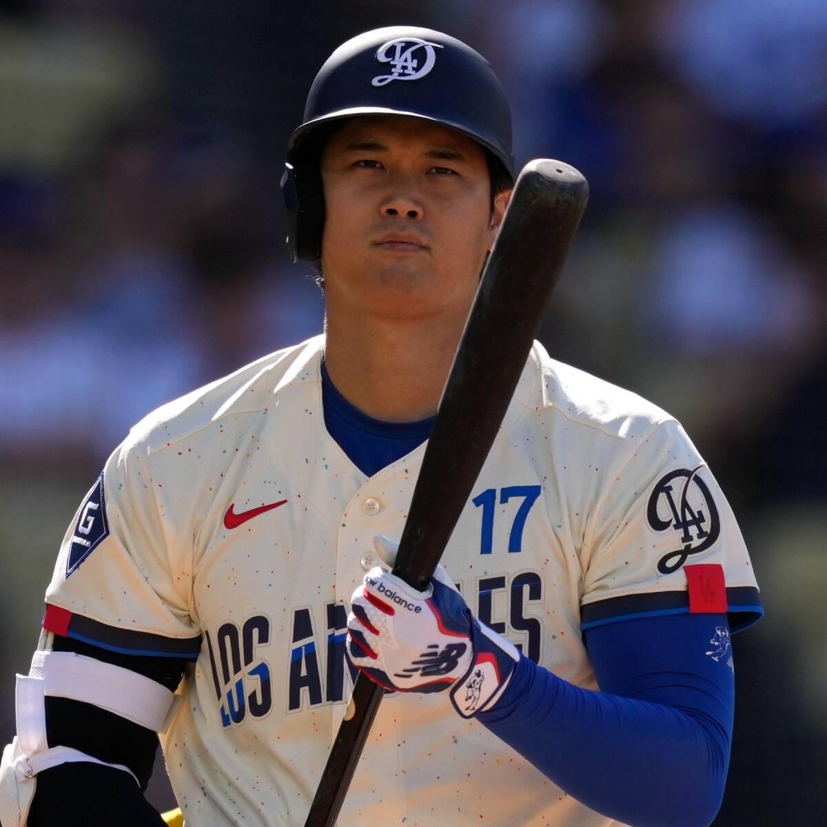 大谷翔平首打席揮空三振 搖頭公仔日拚第5轟