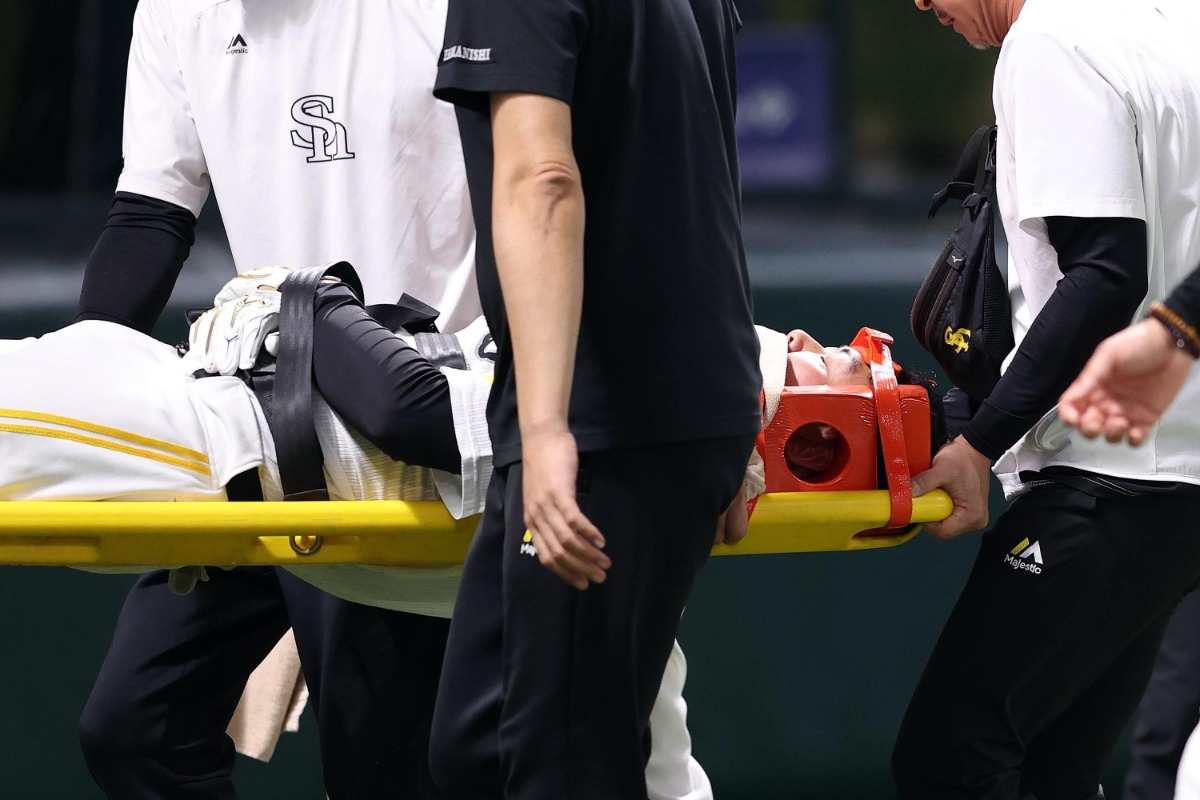 石塚綜一郎9局遭觸身球打中臉部 小久保裕紀:只能叫救護車送醫