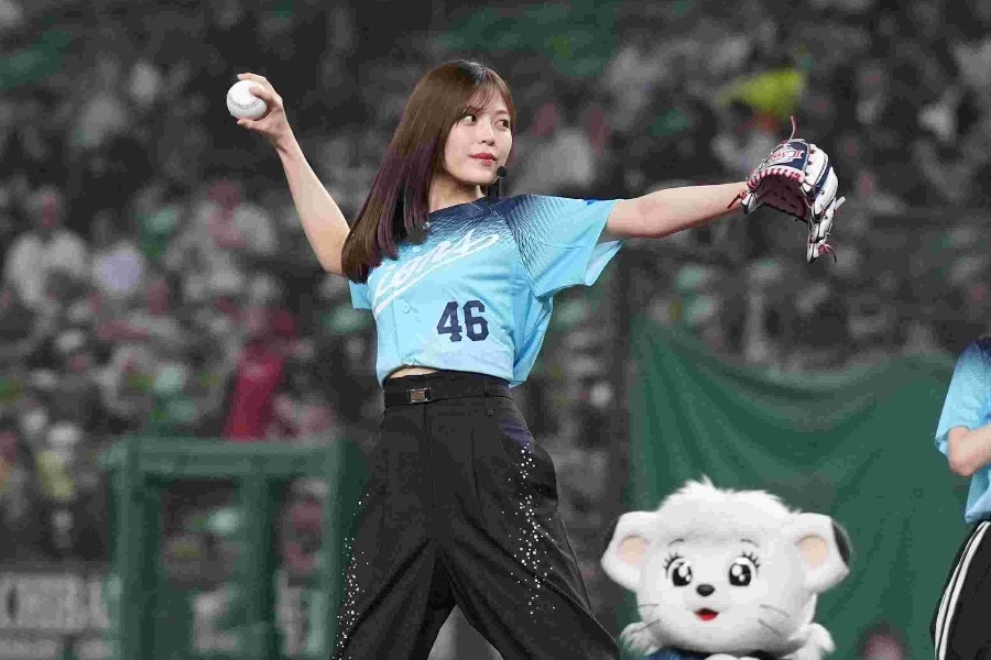 柴田柚菜西武主場開球 一球進捕手手套