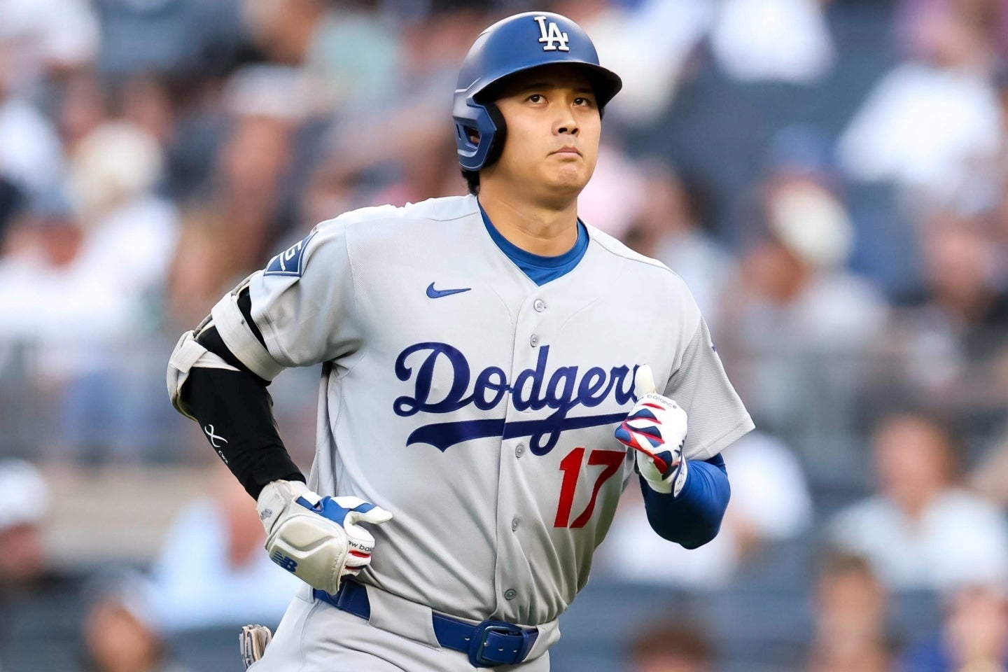 大谷翔平一壘衝刺險扭傷 美記者憂左膝負擔