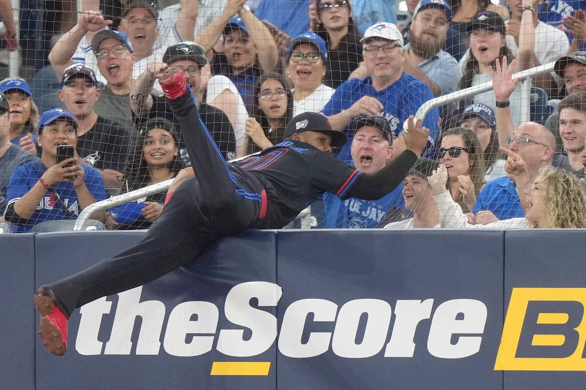 Vladimir Guerrero Jr.撲接界外飛球撞護網 左耳鑽石耳環疑掉落