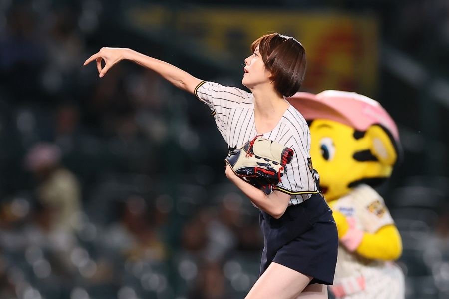 坂下真心穿短褲替阪神開球 球迷讚「顏值1000分」