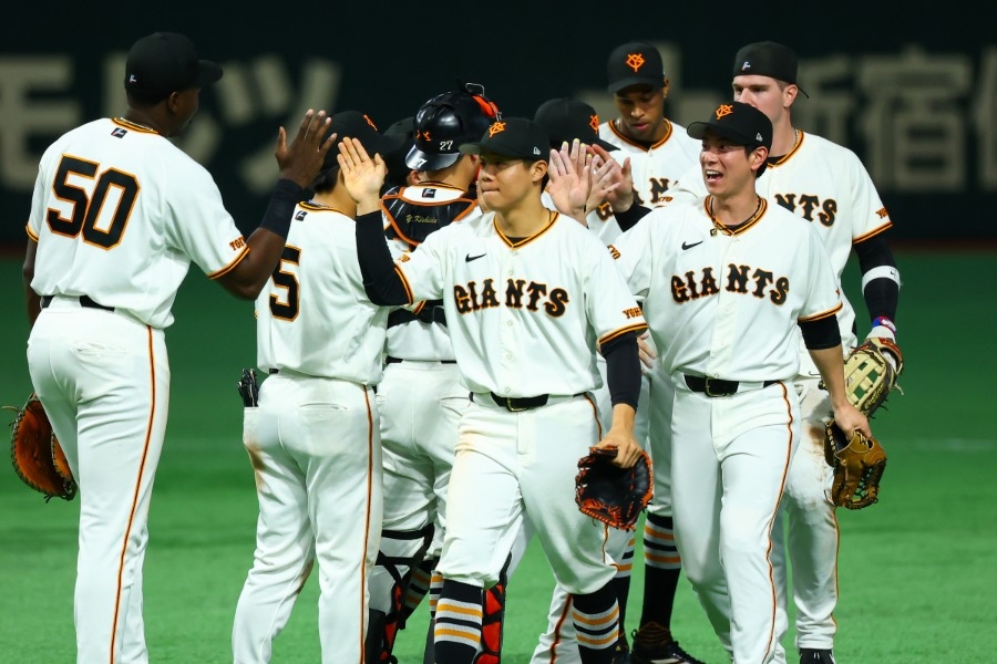 甲斐拓也9局致勝轟 巨人捕手群板凳嗨翻