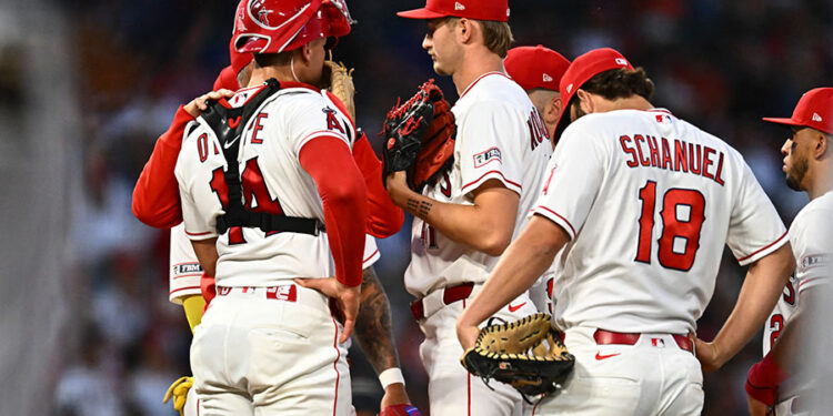 天使主場開幕戰大失誤 國歌與飛行表演失調 天使主場開幕戰大失誤 國歌與飛行表演失調