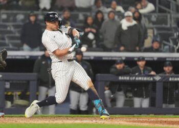 史坦頓怪力轟球凹陷全場驚呼