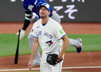 藍鳥傳奇投手夏爾澤緊急退場，健康狀況引發