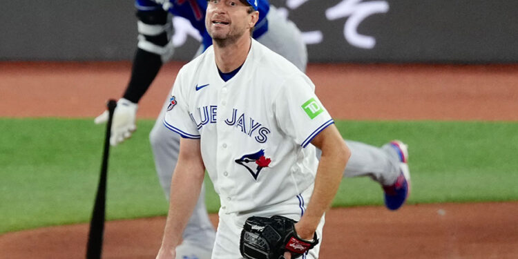 藍鳥傳奇投手夏爾澤緊急退場,健康狀況引發 藍鳥傳奇投手夏爾澤緊急退場,健康狀況引發