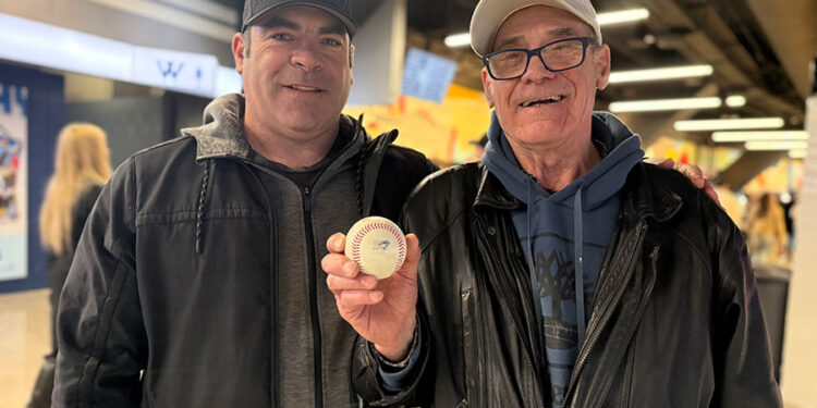 大谷翔平全壘打球成藍鳥迷珍藏 大谷翔平全壘打球成藍鳥迷珍藏