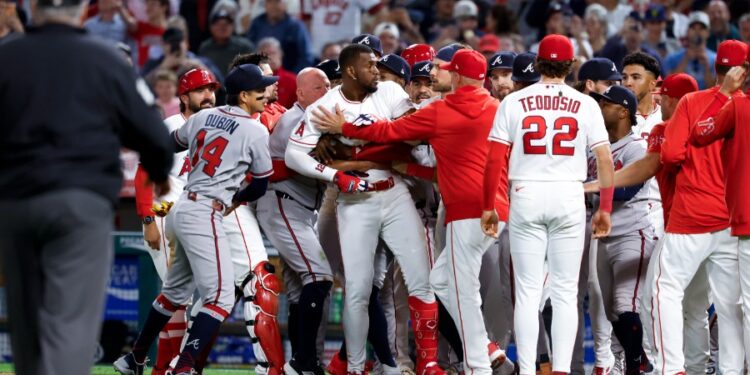 天使勇士爆發衝突!暴投引發大亂鬥 天使勇士爆發衝突!暴投引發大亂鬥