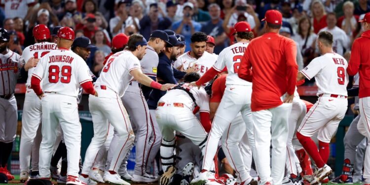 天使與勇士爆發大亂鬥！索雷亞、羅培茲遭驅